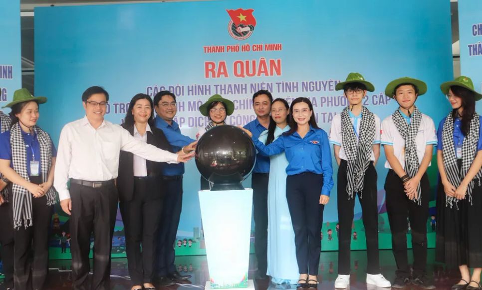 Các đại biểu thực hiện nghi thức ra quân Các đại biểu thực hiện nghi thức ra quân
