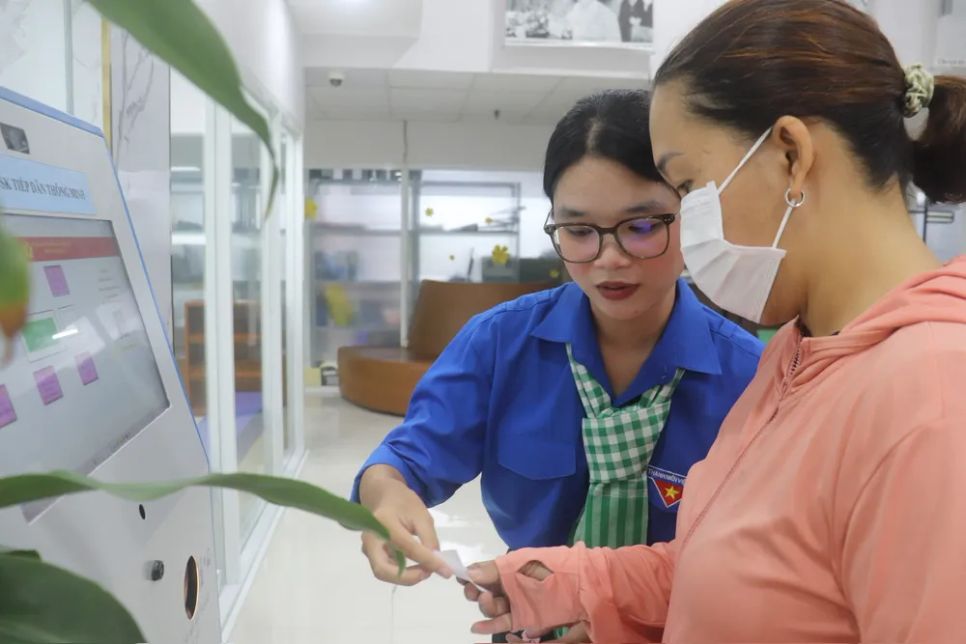 Người dân được tình nguyện viên hỗ trợ tại Trung tâm Phục vụ hành chính công phường Xuân Hòa Người dân được tình nguyện viên hỗ trợ tại Trung tâm Phục vụ hành chính công phường Xuân Hòa