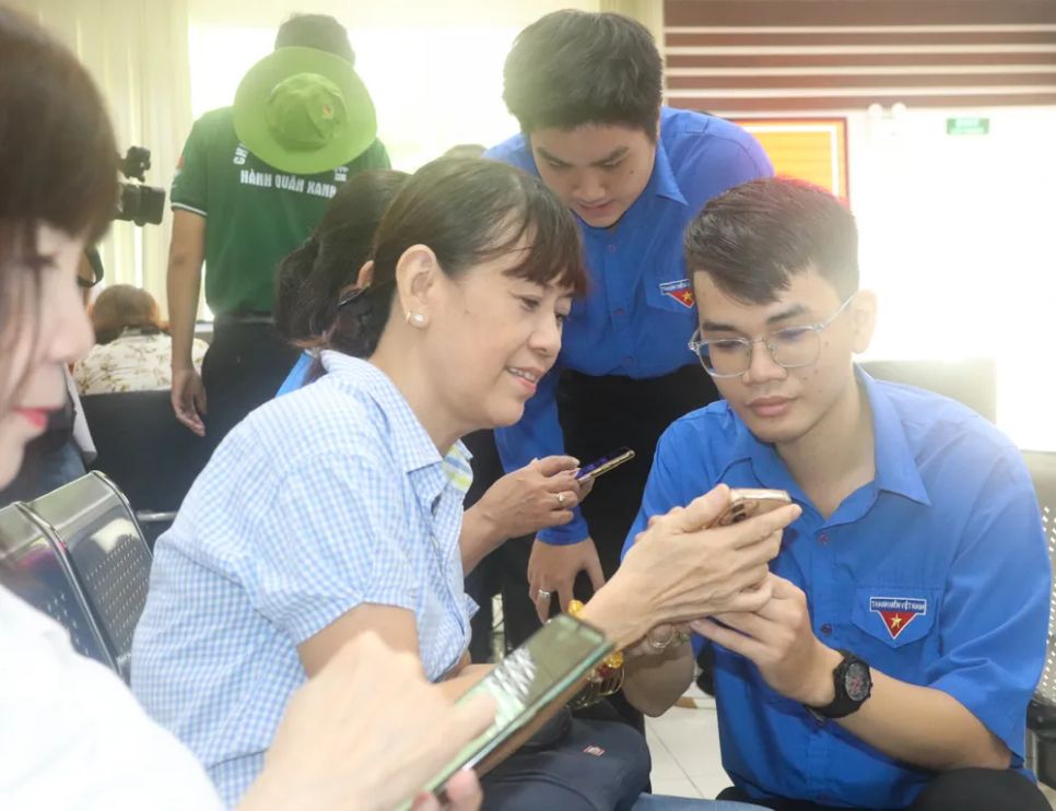 Tình nguyện viên hướng dẫn người dân tại Trung tâm Phục vụ hành chính công phường Phú Nhuận Tình nguyện viên hướng dẫn người dân tại Trung tâm Phục vụ hành chính công phường Phú Nhuận