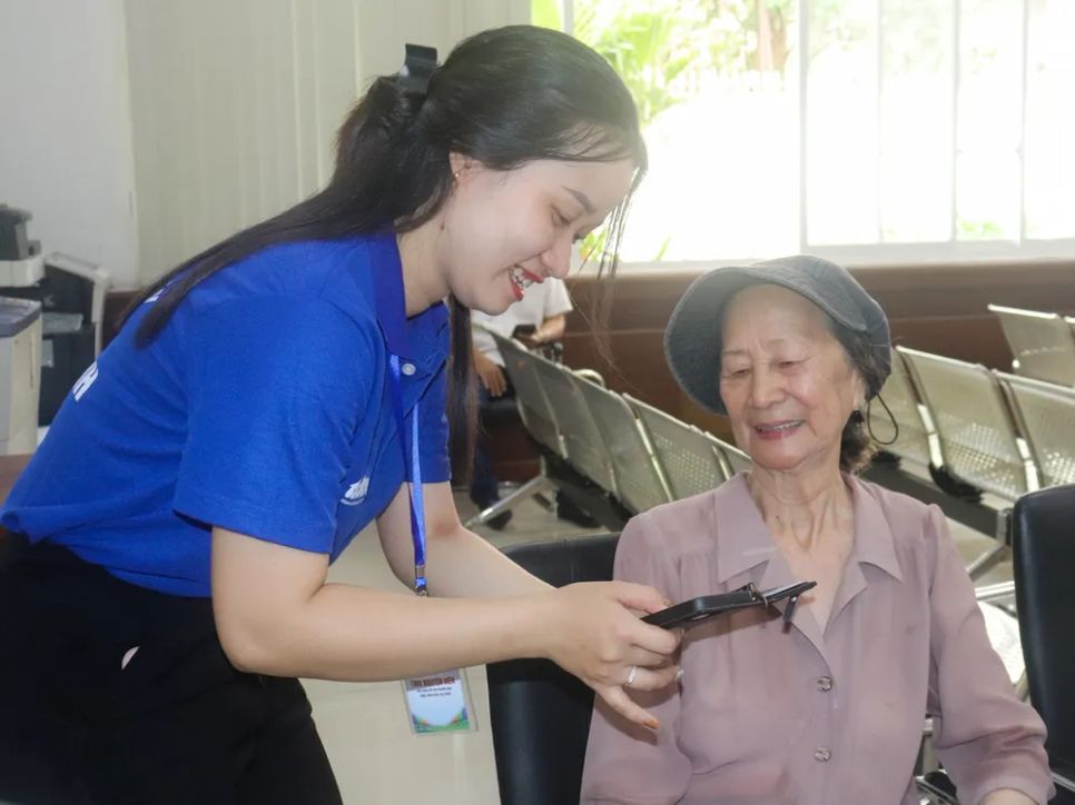 Tình nguyện viên trò chuyện, hỗ trợ bà Hồ Ngọc Mỹ Tình nguyện viên trò chuyện, hỗ trợ bà Hồ Ngọc Mỹ