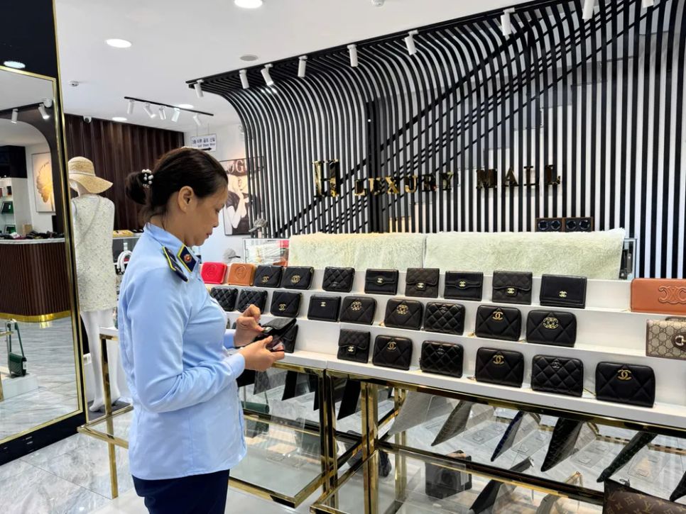 Lực lượng quản lý thị trường kiểm tra hàng hóa tại một cửa hàng trên địa bàn TP Đà Nẵng Lực lượng quản lý thị trường kiểm tra hàng hóa tại một cửa hàng trên địa bàn TP Đà Nẵng
