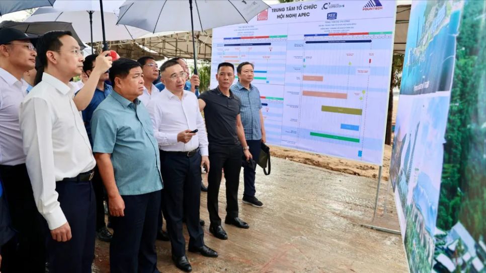 Phó Thủ tướng Nguyễn Chí Dũng khảo sát hiện trường dự án Trung tâm Hội nghị APEC Phó Thủ tướng Nguyễn Chí Dũng khảo sát hiện trường dự án Trung tâm Hội nghị APEC