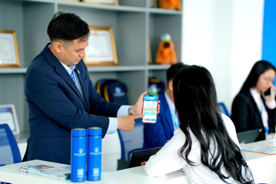 Thí sinh đến trường để được tư vấn đăng ký xét tuyển và đóng phí myU