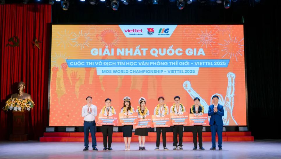 Trao thưởng cho 6 thí sinh đạt giải nhất của cuộc thi năm nay Trao thưởng cho 6 thí sinh đạt giải nhất của cuộc thi năm nay