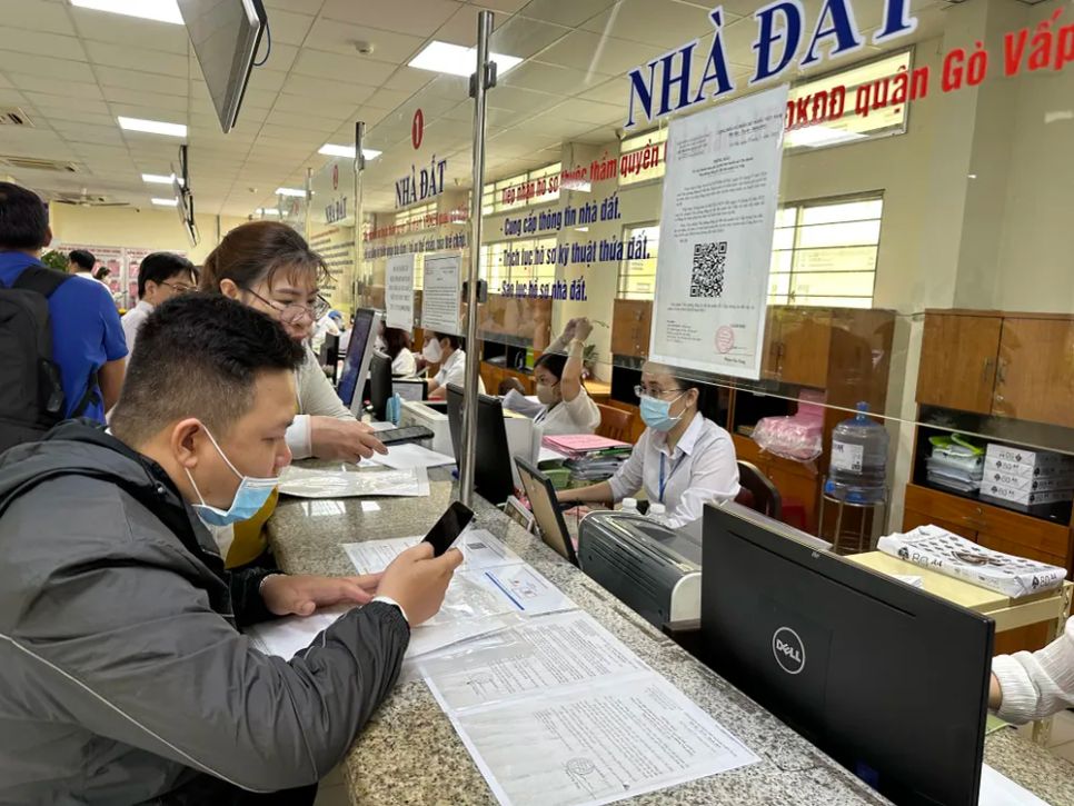 Người dân làm thủ tục hành chính liên quan đất đai tại UBND phường Gò Vấp, TPHCM. Ảnh: <span style=