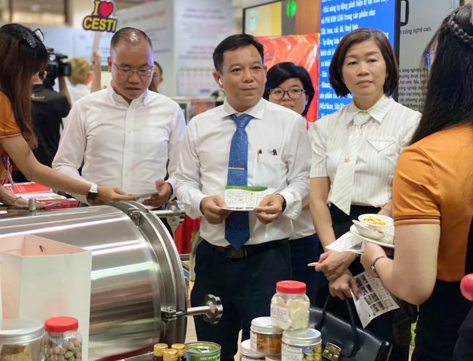 Khách tham quan gian hàng khởi nghiệp sáng tạo tại triển lãm do Cesti (thuộc Sở KH-CN TPHCM) tổ chức. Ảnh: BÙI TUẤN Khách tham quan gian hàng khởi nghiệp sáng tạo tại triển lãm do Cesti (thuộc Sở KH-CN TPHCM) tổ chức. Ảnh: BÙI TUẤN