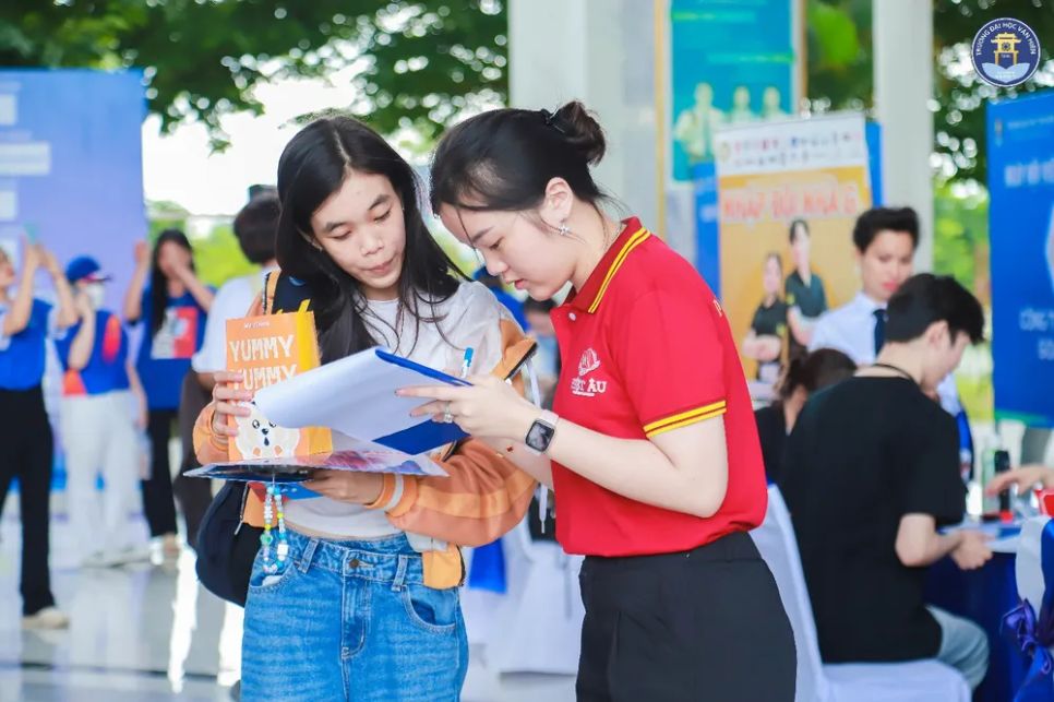 Ngày hội việc làm 2025 thu hút đông đảo sinh viên các ngành tham gia