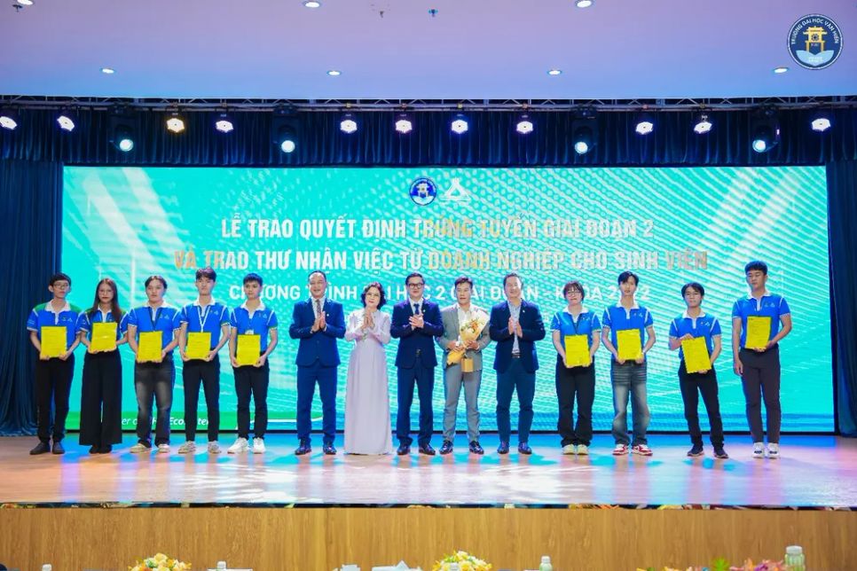 Sinh viên chương trình đại học 2 giai đoạn được trao Thư nhận việc chính thức từ các doanh nghiệp đối tác