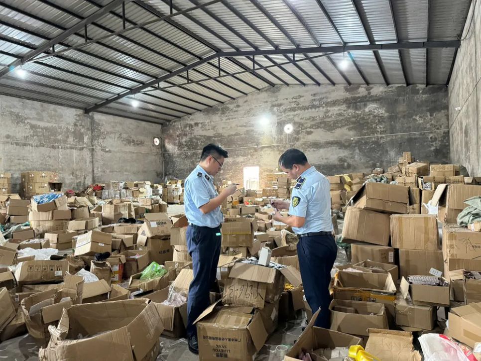 Cơ quan chức năng kiểm đếm lượng hàng vi phạm tại kho này. Ảnh: LƯU QUYÊN Cơ quan chức năng kiểm đếm lượng hàng vi phạm tại kho này. Ảnh: LƯU QUYÊN