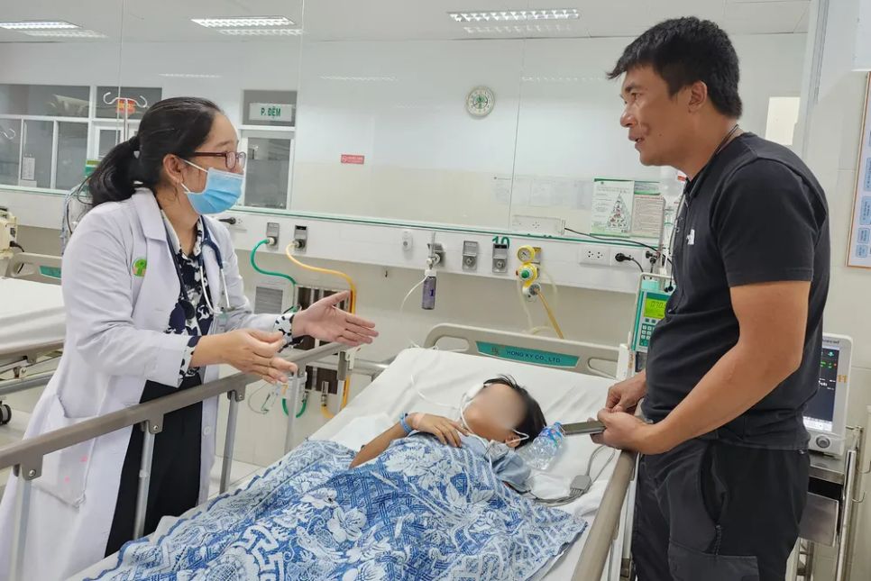 Bác sĩ thông tin với anh Hoà về tình trạng của con trai Bác sĩ thông tin với anh Hoà về tình trạng của con trai