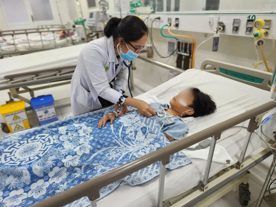 BS-CK2 Huỳnh Thị Thúy Kiều thăm khám cho bệnh nhi T.H.N. BS-CK2 Huỳnh Thị Thúy Kiều thăm khám cho bệnh nhi T.H.N.