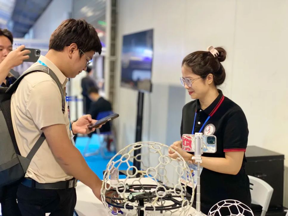 Nhiều công nghệ mang tính ứng dụng được giới thiệu tại khu vực triển lãm. Ảnh: THIÊN PHÁT