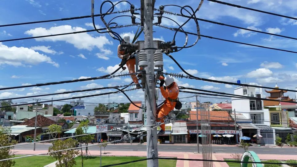 Công nhân điện lực bảo trì đường dây trong mùa nắng nóng Công nhân điện lực bảo trì đường dây trong mùa nắng nóng