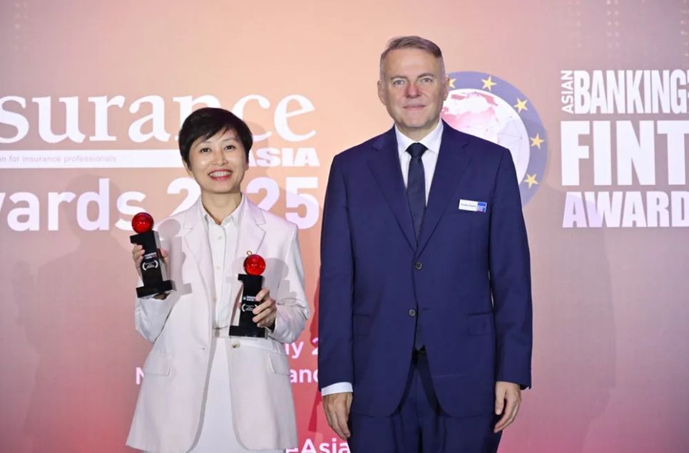 Bà Phạm Thị Hương Giang, Giám đốc Trung tâm tiếp thị truyền thông của OPES tại lễ trao giải Insurance Asia Awards 2025