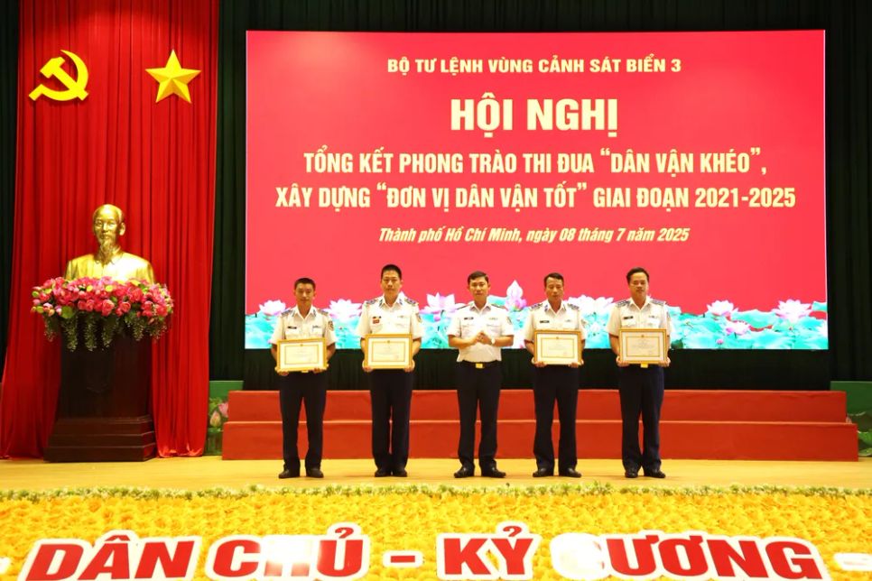 Thiếu tướng Ngô Bình Minh, Tư lệnh Vùng Cảnh sát biển 3 trao thưởng cho các tập thể có thành tích xuất sắc trong thực hiện phong trào dân vận 2021 -2025