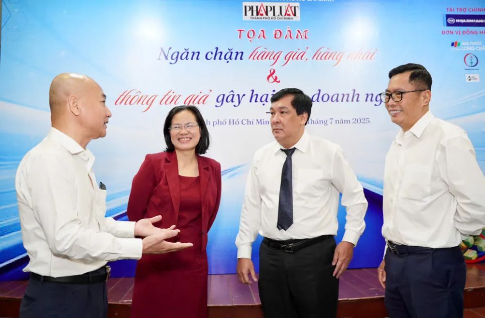 Các đại biểu trao đổi thông tin bên hành lang Các đại biểu trao đổi thông tin bên hành lang