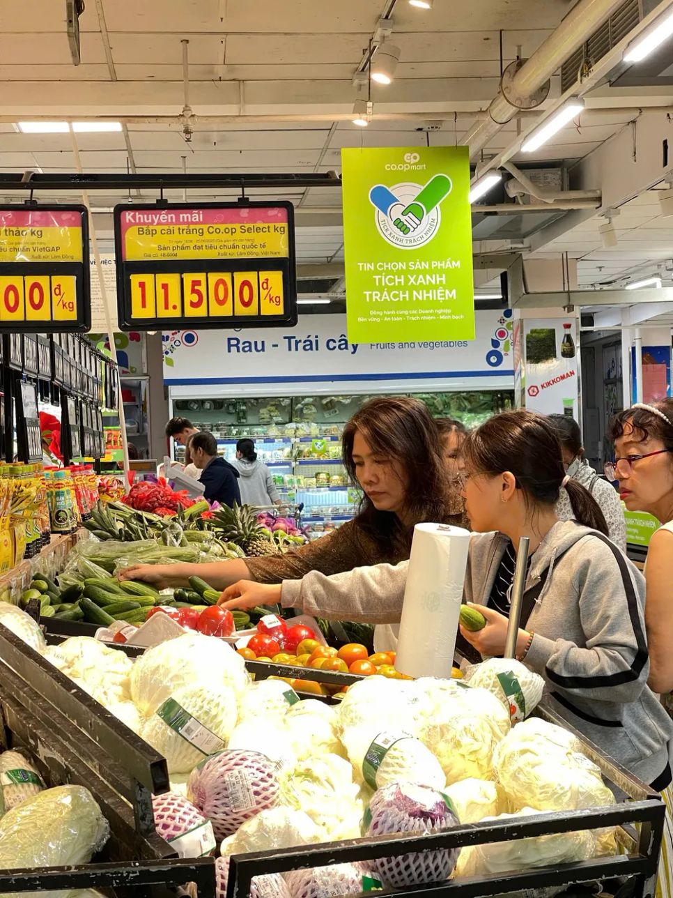 Người tiêu dùng chọn mua hàng hóa có tick xanh tại siêu thị Co.opmart Người tiêu dùng chọn mua hàng hóa có tick xanh tại siêu thị Co.opmart