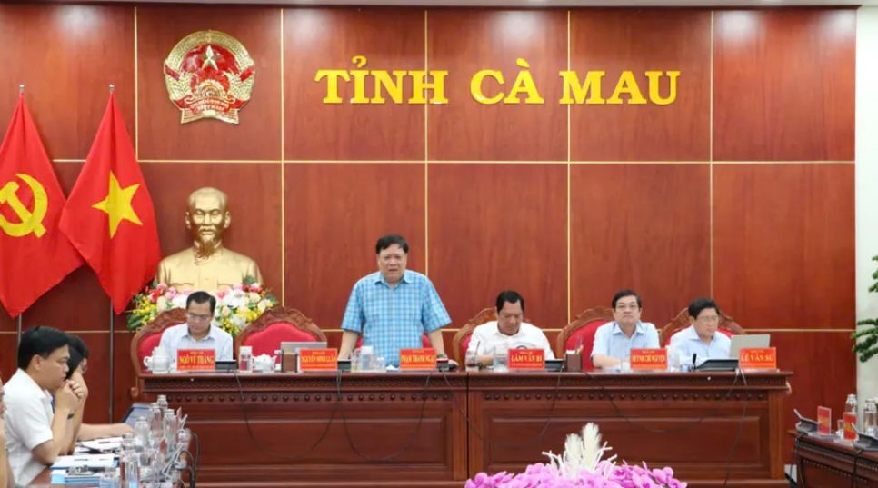Chủ tịch UBND tỉnh Cà Mau Phạm Thành Ngại (đứng) phát biểu chỉ đạo tại hội nghị