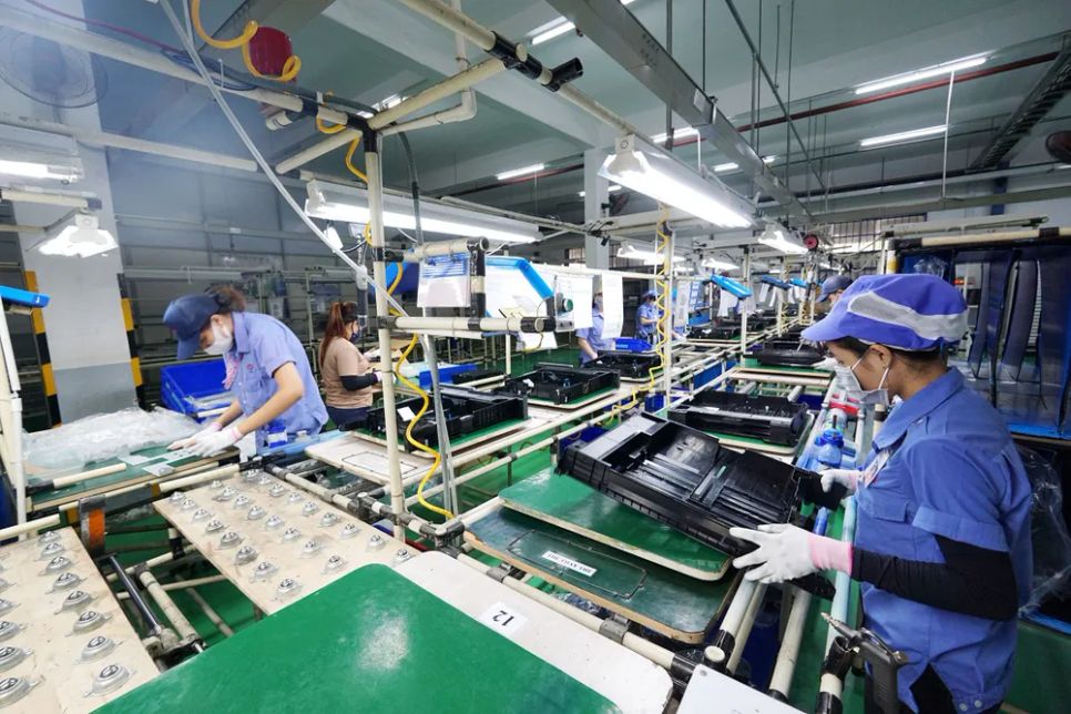 Công nhân làm việc trên dây chuyền sản xuất tại Nhà máy Các Thái, phường Long Phước, TPHCM. Ảnh: Hoàng Hùng Công nhân làm việc trên dây chuyền sản xuất tại Nhà máy Các Thái, phường Long Phước, TPHCM. Ảnh: Hoàng Hùng