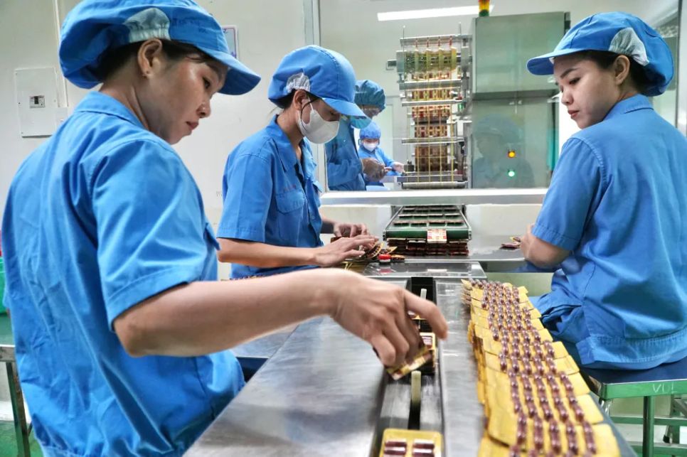 Đóng gói sản phẩm tại Công ty CP Dược phẩm OPC, phường Tân Uyên, TPHCM. Ảnh: Hoàng Hùng Đóng gói sản phẩm tại Công ty CP Dược phẩm OPC, phường Tân Uyên, TPHCM. Ảnh: Hoàng Hùng