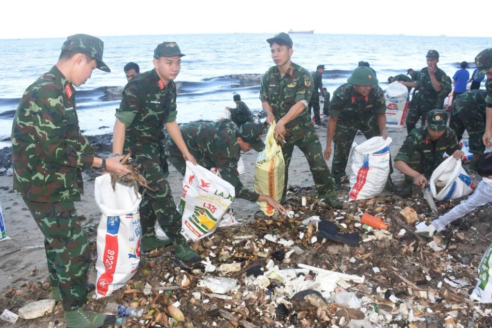 Lực lượng bộ đội Bộ Tư lệnh TPHCM cũng tham gia thu gom rác, làm sạch bãi biển