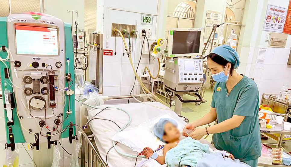 Một bệnh nhi bị sốc sốt xuất huyết được Bệnh viện Nhi đồng 2 cứu sống. Ảnh: MINH KHUÊ