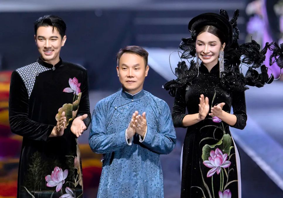 NTK Nguyễn Việt Hùng (giữa) gửi tình yêu đến Huế qua các bộ sưu tập mới NTK Nguyễn Việt Hùng (giữa) gửi tình yêu đến Huế qua các bộ sưu tập mới