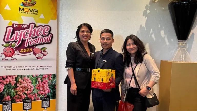 Linh Đặng (bìa phải) và các đối tác phân phối hàng Việt ở châu Âu Linh Đặng (bìa phải) và các đối tác phân phối hàng Việt ở châu Âu