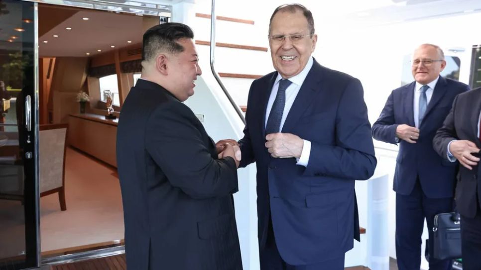 Nhà lãnh đạo Kim Jong-un gặp Ngoại trưởng Nga Sergey Lavrov tại Wonsan, Triều Tiên. Ảnh: RUSSIAN FOREIGN MINISTRY/TELEGRAM/THE MOSCOW TIMES Nhà lãnh đạo Kim Jong-un gặp Ngoại trưởng Nga Sergey Lavrov tại Wonsan, Triều Tiên. Ảnh: RUSSIAN FOREIGN MINISTRY/TELEGRAM/THE MOSCOW TIMES