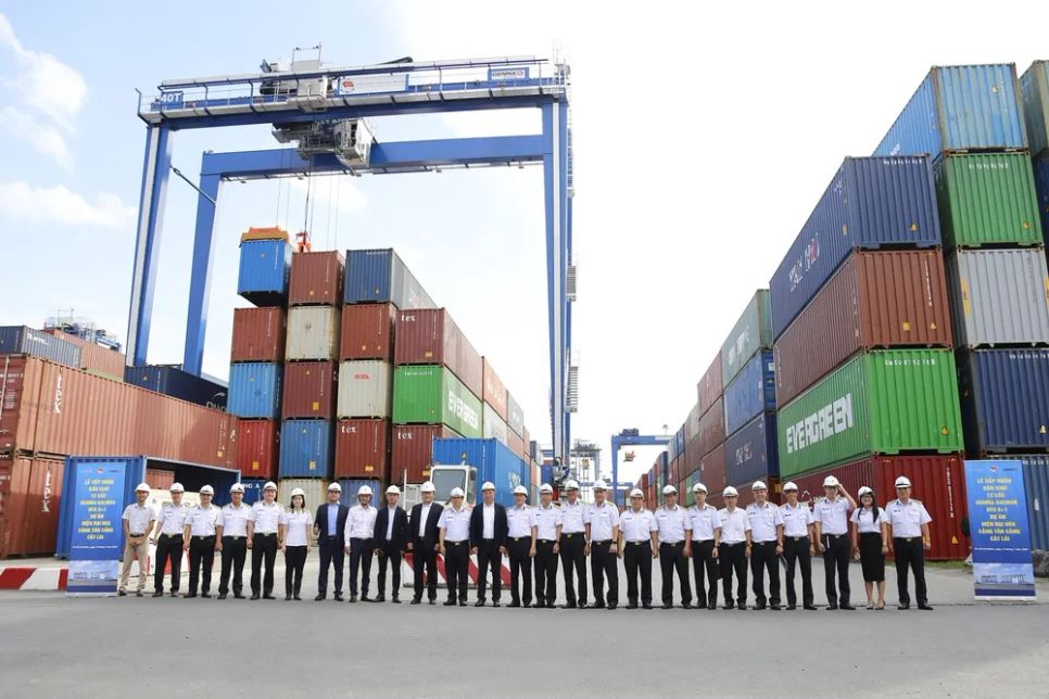 Các đại biểu chứng kiến nghiệm thu 12 cẩu khung Genma - Kalmar RTG6+1 tại Cảng Tân Cảng - Cát Lái. Ảnh: CÔNG HOAN Các đại biểu chứng kiến nghiệm thu 12 cẩu khung Genma - Kalmar RTG6+1 tại Cảng Tân Cảng - Cát Lái. Ảnh: CÔNG HOAN