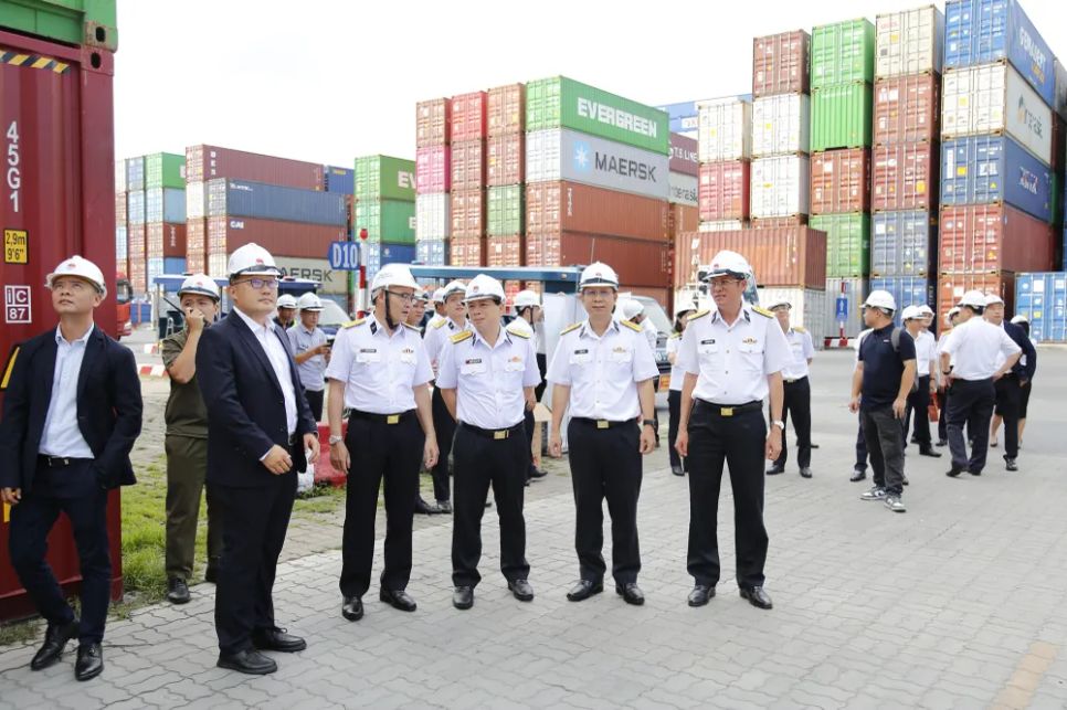 Các đại biểu chứng kiến nghiệm thu 12 cẩu khung Genma - Kalmar RTG6+1 tại Cảng Tân Cảng - Cát Lái. Ảnh: CÔNG HOAN Các đại biểu chứng kiến nghiệm thu 12 cẩu khung Genma - Kalmar RTG6+1 tại Cảng Tân Cảng - Cát Lái. Ảnh: CÔNG HOAN