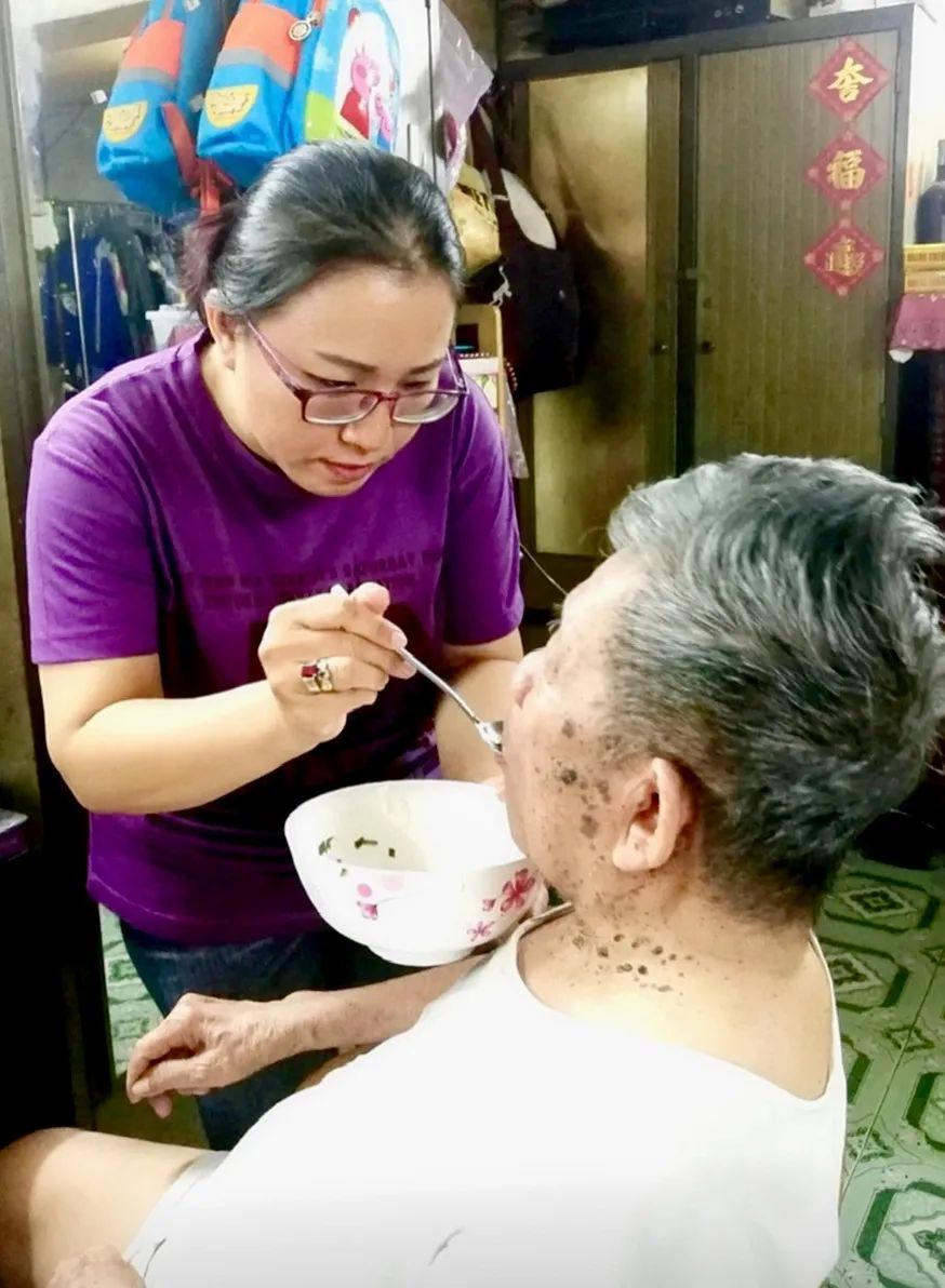 Thương cha tuổi già, sức yếu. Ảnh: LÊ AN Thương cha tuổi già, sức yếu. Ảnh: LÊ AN