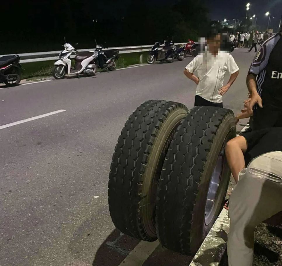 Xe tải rơi 2 bánh ra ngoài trong vụ tai nạn Xe tải rơi 2 bánh ra ngoài trong vụ tai nạn