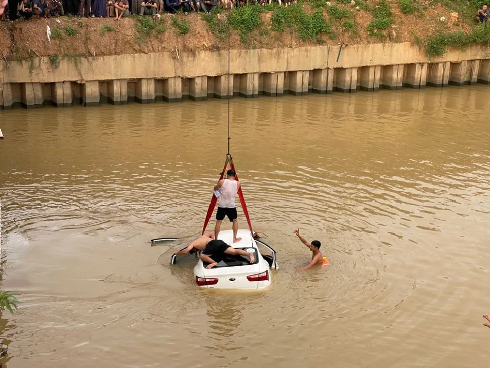 Tìm kiếm người và đưa ô tô lên bờ Tìm kiếm người và đưa ô tô lên bờ