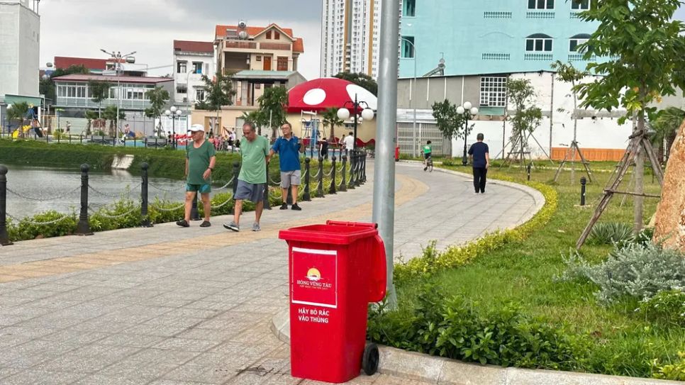 Toàn bộ rác thải bên trong và bên ngoài quanh thùng rác tại <span style=