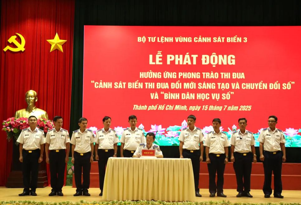 Đại tá Lê Văn Tú, Chính ủy Bộ Tư lệnh Vùng Cảnh sát biển 3 ký xác nhận giao ước thi đua giữa các cơ quan, đơn vị Đại tá Lê Văn Tú, Chính ủy Bộ Tư lệnh Vùng Cảnh sát biển 3 ký xác nhận giao ước thi đua giữa các cơ quan, đơn vị