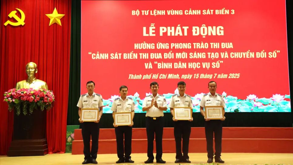 Thiếu tướng Ngô Bình Minh, Tư lệnh Vùng Cảnh Sát biển 3 trao thưởng cho các tập thể có thành tích tốt trong đợt thi đua cao điểm lập công dâng Đảng Thiếu tướng Ngô Bình Minh, Tư lệnh Vùng Cảnh Sát biển 3 trao thưởng cho các tập thể có thành tích tốt trong đợt thi đua cao điểm lập công dâng Đảng