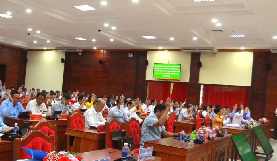 Các đại biểu tham gia biểu quyết thông qua nghị quyết quan trọng Các đại biểu tham gia biểu quyết thông qua nghị quyết quan trọng