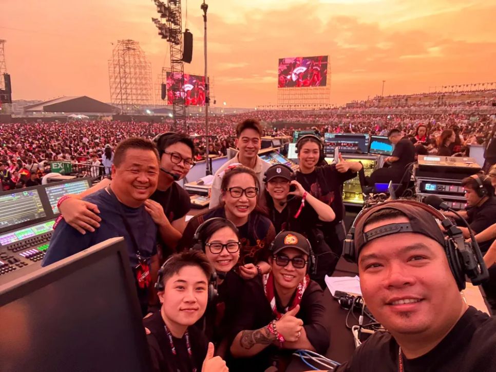 Đinh Hà Uyên Thư (góc dưới bên trái) và các đồng nghiệp tại concert Đinh Hà Uyên Thư (góc dưới bên trái) và các đồng nghiệp tại concert