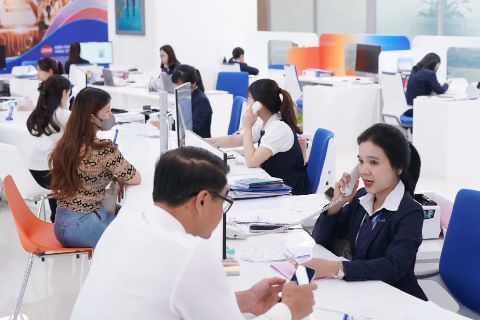 Giao dịch tại ngân hàng Sacombank, chi nhánh phường Xuân Hòa, TPHCM. Ảnh: <span style=