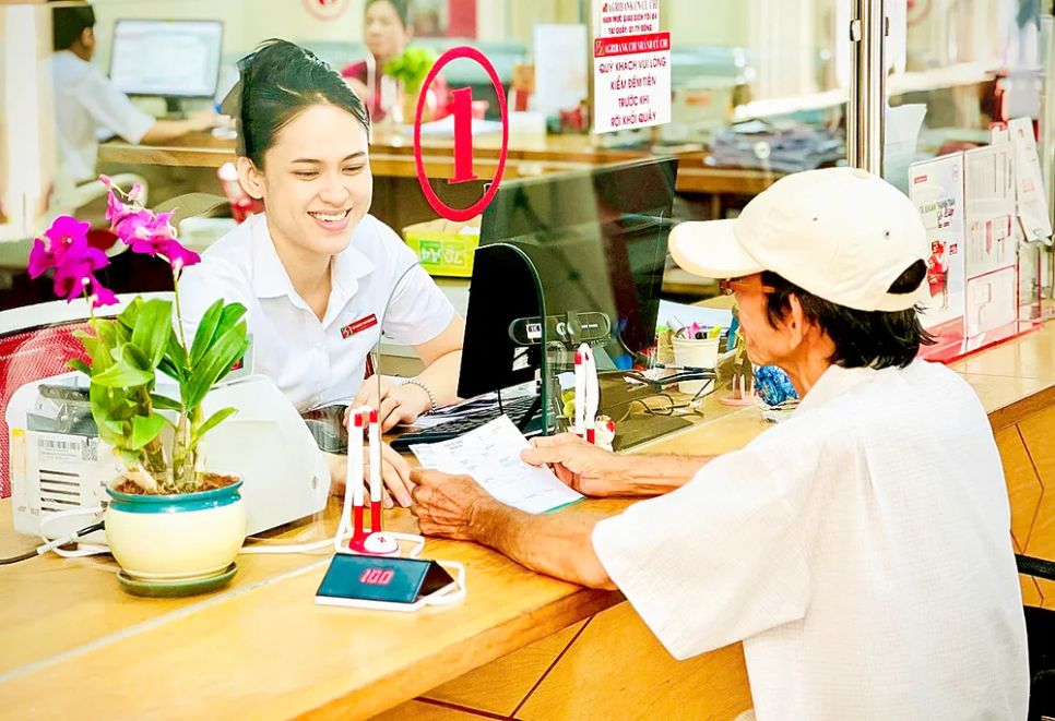 Khách hàng giao dịch tại Agribank TPHCM. Ảnh: MINH HUY Khách hàng giao dịch tại Agribank TPHCM. Ảnh: MINH HUY