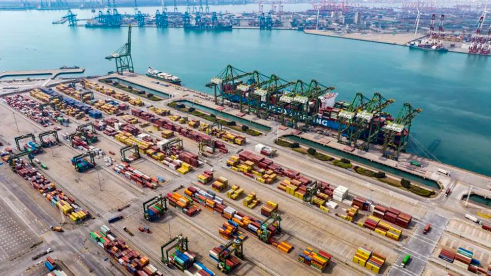 Container hàng hóa tại cảng Thiên Tân ở Thiên Tân, miền Bắc Trung Quốc. Ảnh: <span style=
