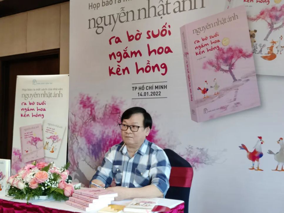 Nhà văn Nguyễn Nhật Ánh tại chương trình ra mắt tác phẩm Ra bờ suối ngắm hoa kèn hồng