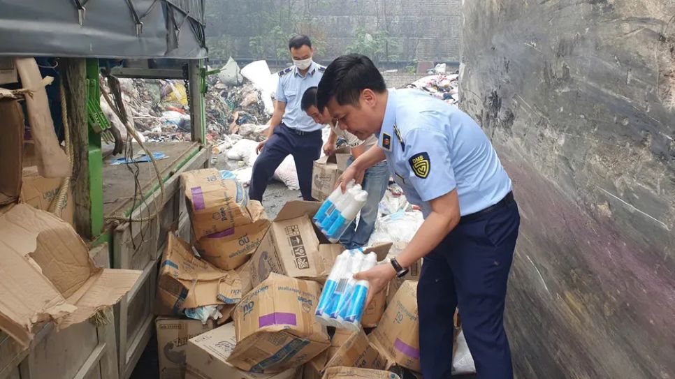 Cơ quan chức năng kiểm tra kho hàng nhái, giả tại Công ty TNHH Đầu tư Thương mại và Dịch vụ H.V. Ảnh: DMS Cơ quan chức năng kiểm tra kho hàng nhái, giả tại Công ty TNHH Đầu tư Thương mại và Dịch vụ H.V. Ảnh: DMS