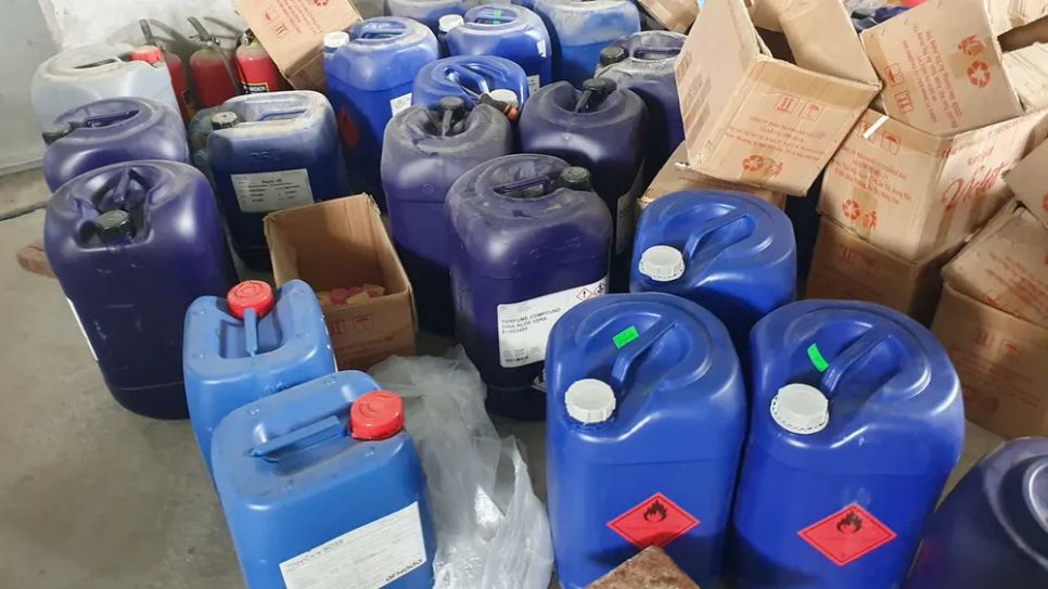 Nguyên liệu sản xuất nước giặt bị thu giữ tại hiện trường Nguyên liệu sản xuất nước giặt bị thu giữ tại hiện trường