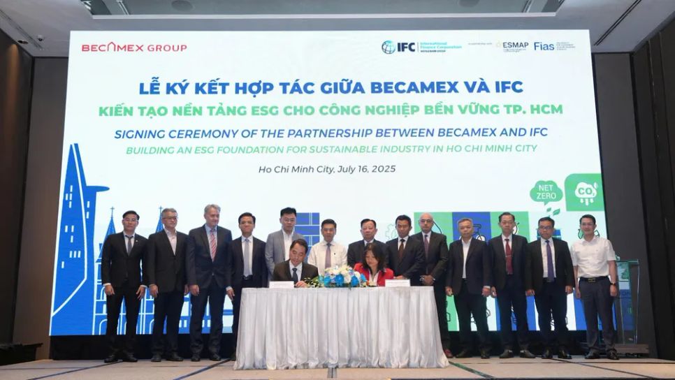 Lễ ký kết hợp tác giữa Becamex và IFC. Ảnh: HẠ LONG Lễ ký kết hợp tác giữa Becamex và IFC. Ảnh: HẠ LONG