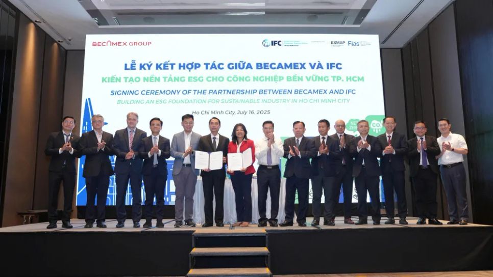 Lễ ký kết hợp tác giữa Becamex và IFC nhằm kiến tạo nền tảng ESG cho khu công nghiệp sinh thái trên địa bàn TPHCM và vùng kinh tế phía Nam. Ảnh: HẠ LONG Lễ ký kết hợp tác giữa Becamex và IFC nhằm kiến tạo nền tảng ESG cho khu công nghiệp sinh thái trên địa bàn TPHCM và vùng kinh tế phía Nam. Ảnh: HẠ LONG