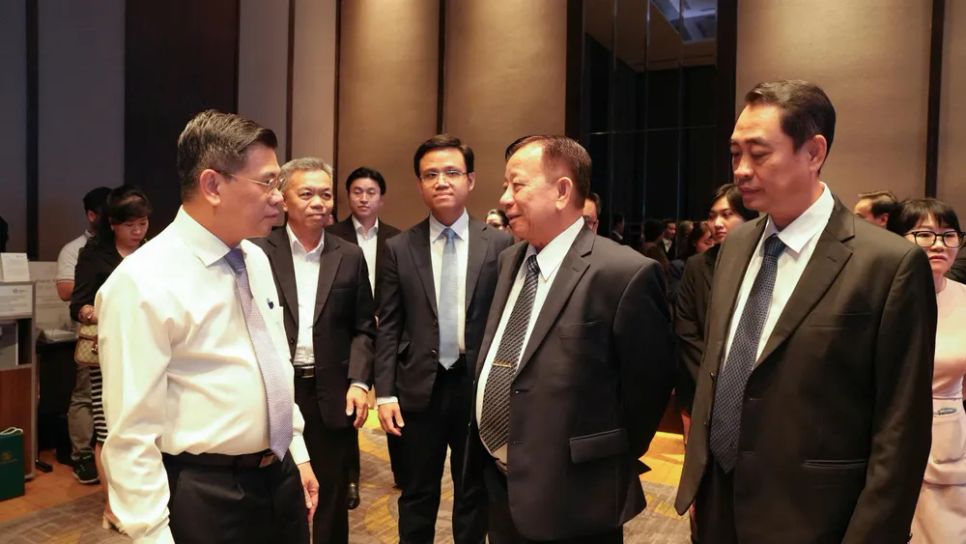 Phó Chủ tịch UBND TPHCM Nguyễn Văn Dũng trao đổi cùng lãnh đạo Becamex và IFC. Ảnh: HẠ LONG Phó Chủ tịch UBND TPHCM Nguyễn Văn Dũng trao đổi cùng lãnh đạo Becamex và IFC. Ảnh: HẠ LONG