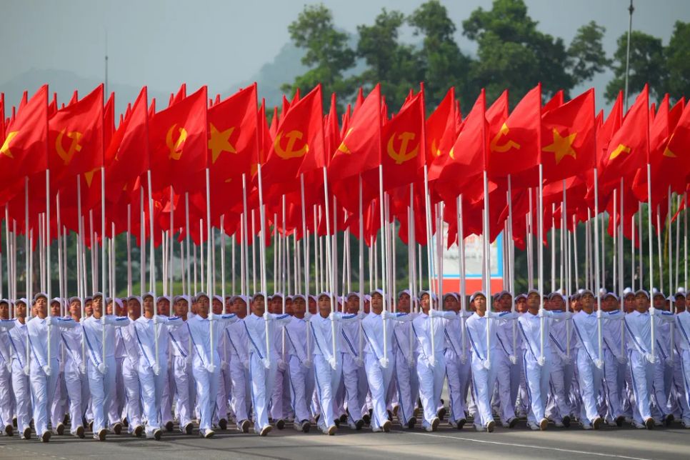Buổi tổng hợp luyện bắt đầu bằng khối cờ Đảng và cờ Tổ quốc diễu hành qua lễ đài. Ảnh: ĐỖ TRUNG Buổi tổng hợp luyện bắt đầu bằng khối cờ Đảng và cờ Tổ quốc diễu hành qua lễ đài. Ảnh: ĐỖ TRUNG