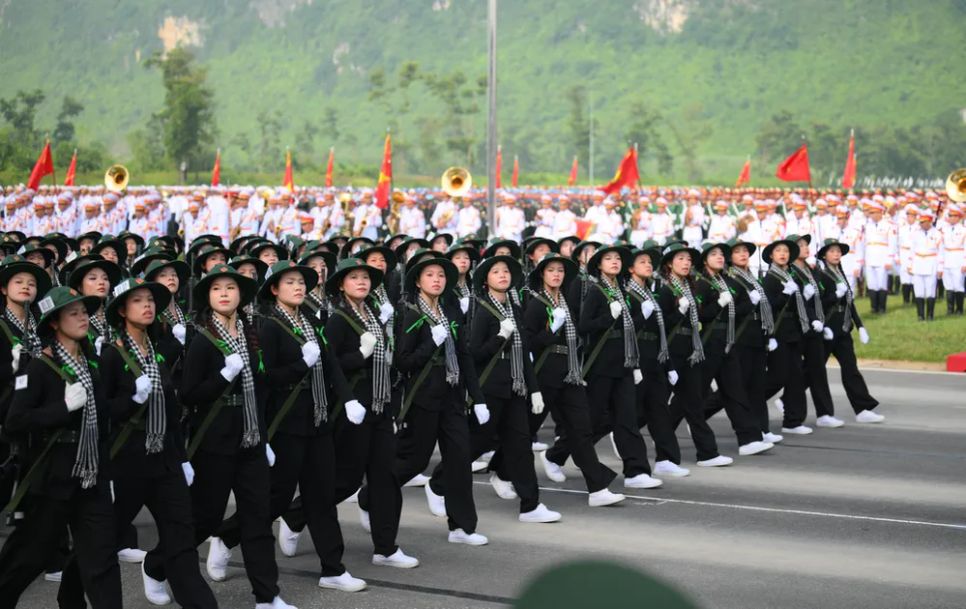 Khối nữ du kích miền Nam bước qua lễ đài Khối nữ du kích miền Nam bước qua lễ đài